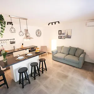 Old Road Apartment Vir